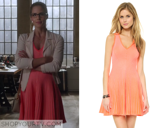 robe Felicity Smoak