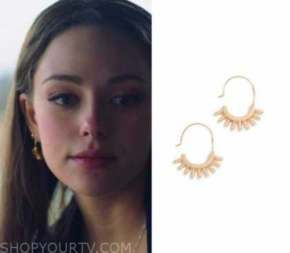 Legacies: Season 4 Episode 10 Hope's Silver Chain huggie Earrings | Huggies  earrings, Double earrings, Hope mikaelson