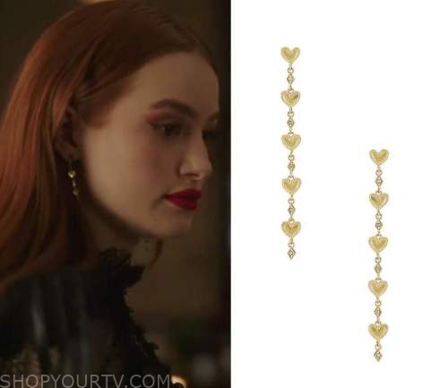 The earrings of Cheryl Blossom (Madelaine Petsch) in Riverdale S01E10