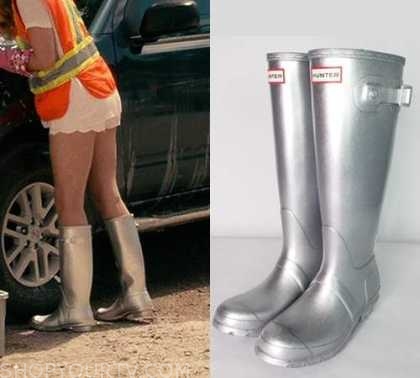 Metallic rain outlet boots