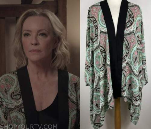 Under The Vines Season 1 Episode 1 Daisys Green Paisley Print Robe