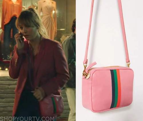 Clare V Gosee Clutch worn by Cassie Bowden (Kaley Cuoco) as seen in The  Flight Attendant (S02E03)