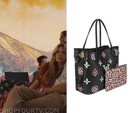 Louis Vuitton Raffia Calfskin Monogram Neonoe MM Tan Bucket Bag worn by  Daphne (Meghann Fahy) as seen in The White Lotus Wardrobe (Season 2 Episode  1)