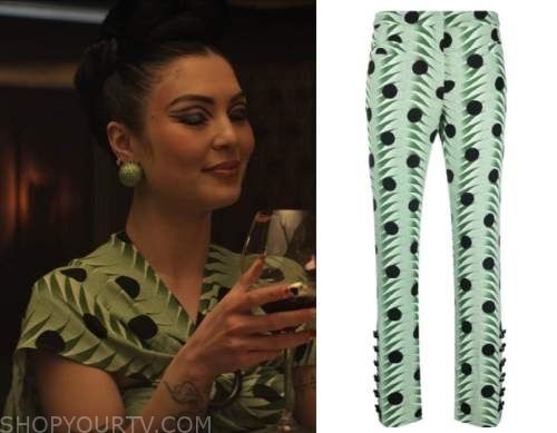 You (Netflix) Fashion, Clothes, Style and Wardrobe worn on TV