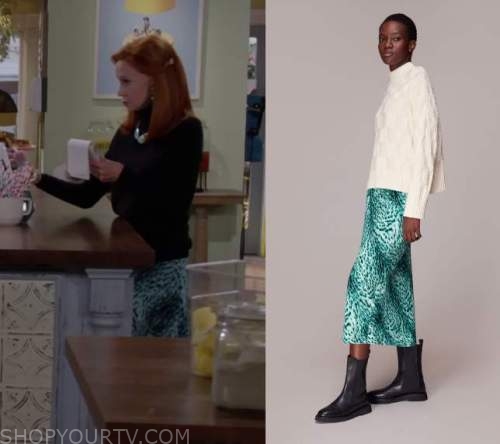 WornOnTV: Kat's wave print leggings on Call Me Kat